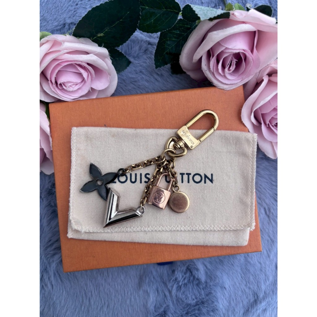 พวงกุญแจมือสอง LV Kaleido V key chain