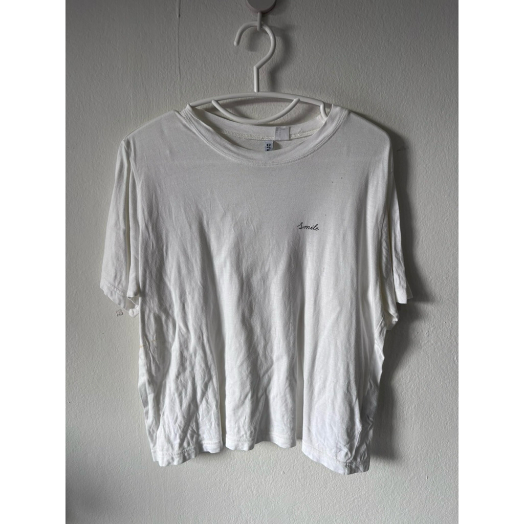 (saleตำหนิ)เสื้อยืดสีขาว/ครีม H&M อก42-44 ยาว23 เสื้อยืดมีตำหนิผ่านการใช้งานตามสภาพ ขอคนรับได้