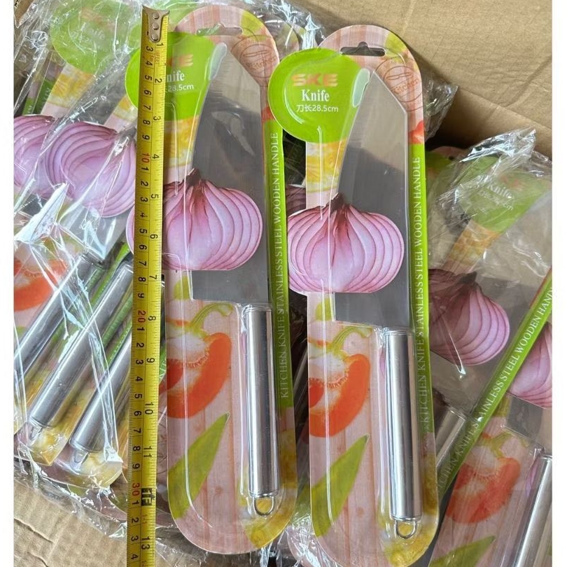 มีดในแผงราคายกโหล 12 ชิ้น