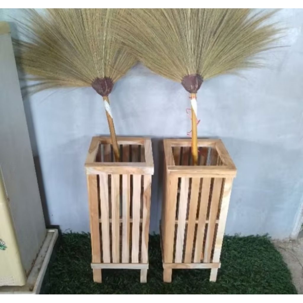 ตะกร้าใส่ไม้กวาด งานไม้สัก ขนาด23*23*58เซนติเมตร(ร้านpoohda_shop)