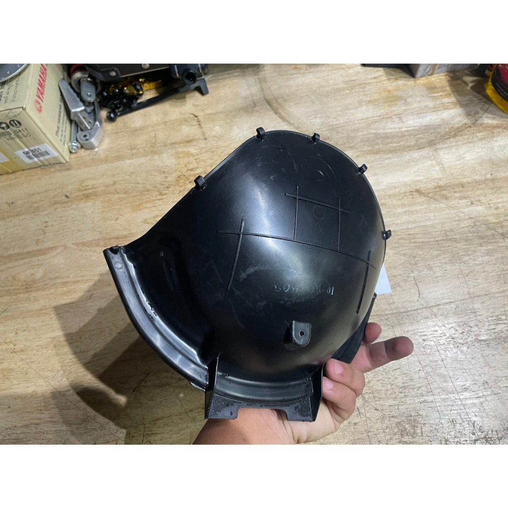 ฝาครอบหูยึดเบาะตัวล่าง Honda Forza 300-350 รหัส 77160-K0B-T00 ของแท้ มือสอง