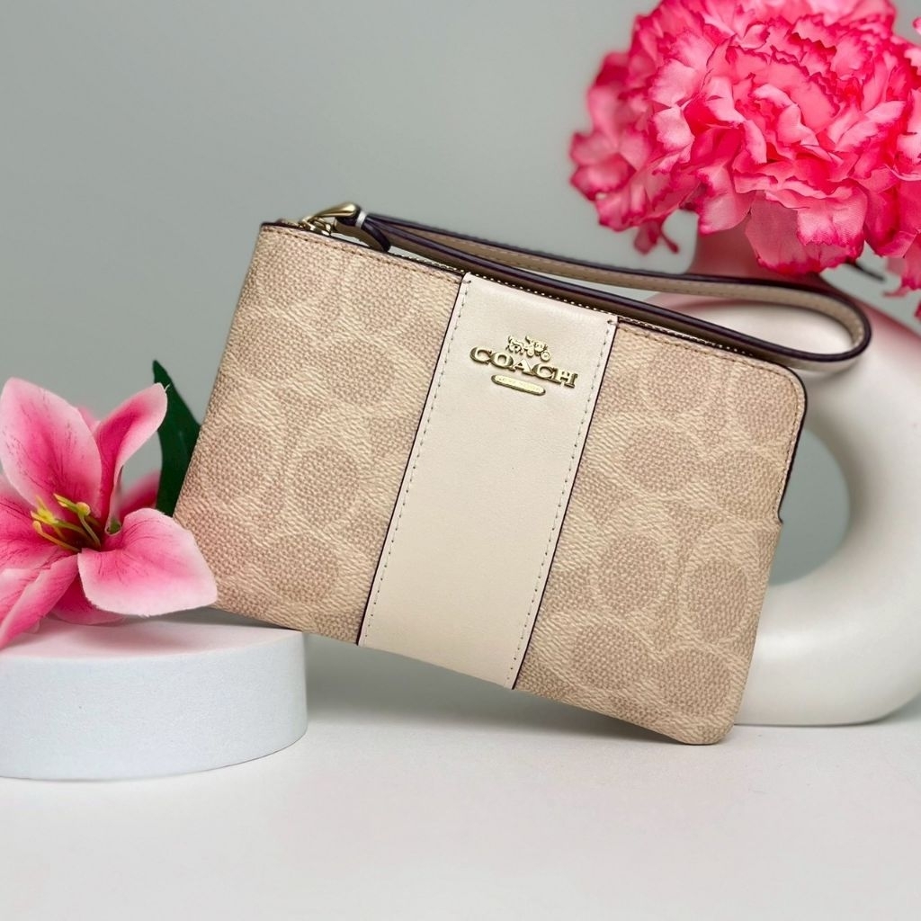 คอลใหม่อะไหล่นูน Coach คล้องมือ 1 zip S CORNER ZIP WRISTLET IN SIGNATURE CANVAS WITH STRIPE CW854
