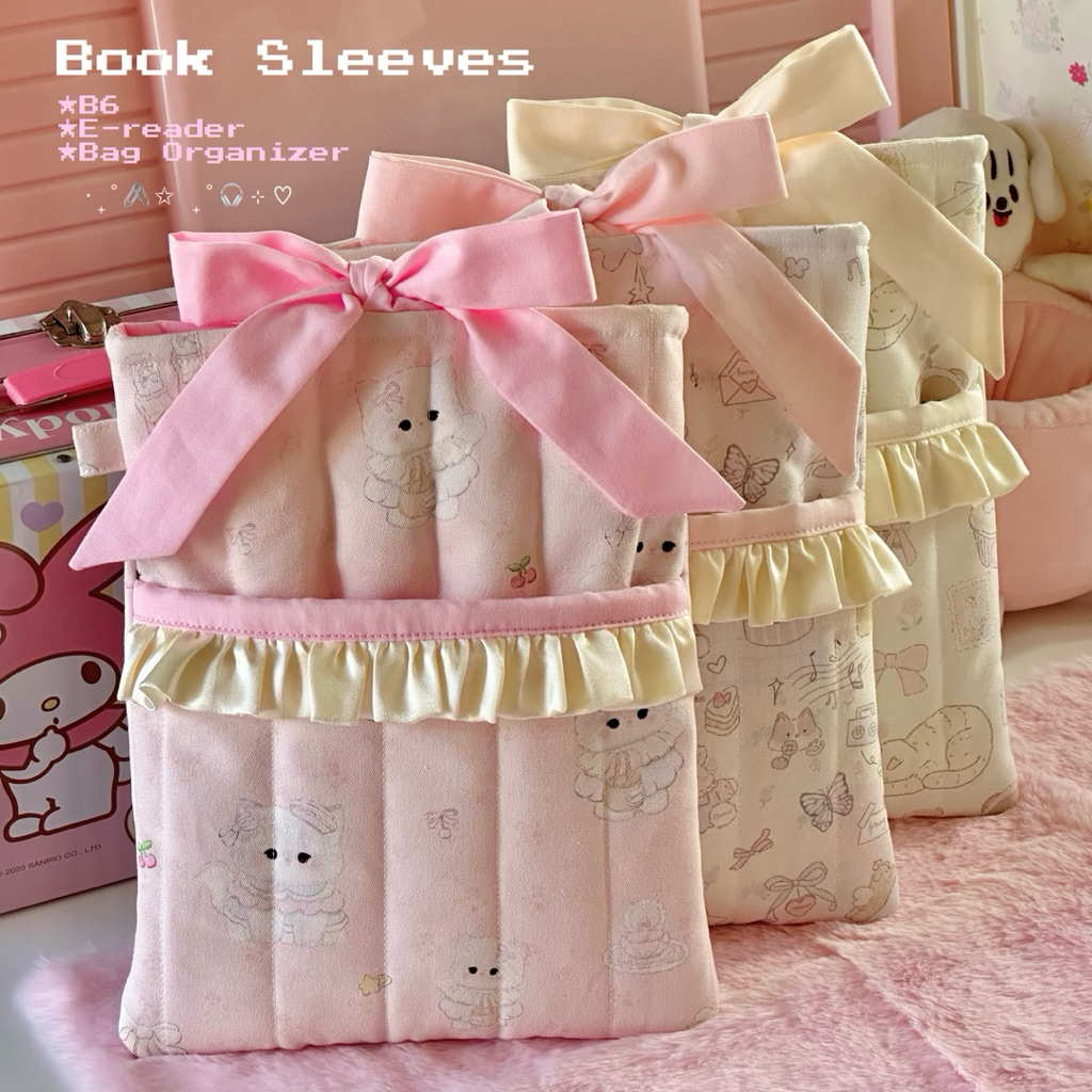 Book Sleeve กระเป๋าผ้าใส่หนังสือ ขนาด B6 แบบผูกเชือก มีช่องใส่ของด้านหน้า | Jolie Aimer