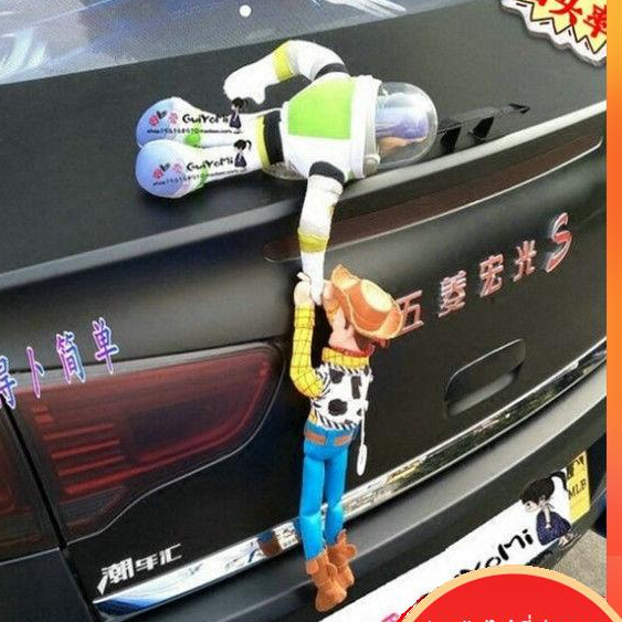 ☬ใหม่ Toy Story Buzz Lightyear จี้ท้ายรถกู้ภัย Woody หลังคาตุ๊กตารถตุ๊กตาลักษณะตกแต่ง