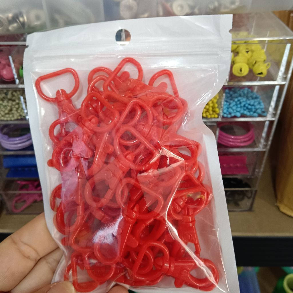 ตะขอคอหมาพลาสติก 2cm สีแดง