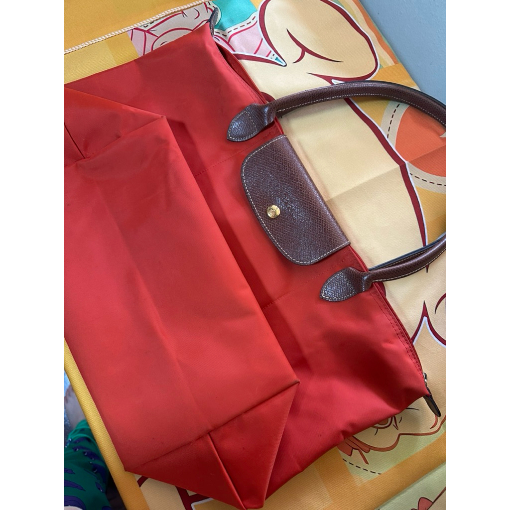 กระเป๋า longchamp ไซด์ L หูยาวของแท้ แน่นอน ซื้อมาจากอังกฤษ สภาพสวย ไม่มีพอง ตำหนิไม่มี หูยังแข็ง ใช