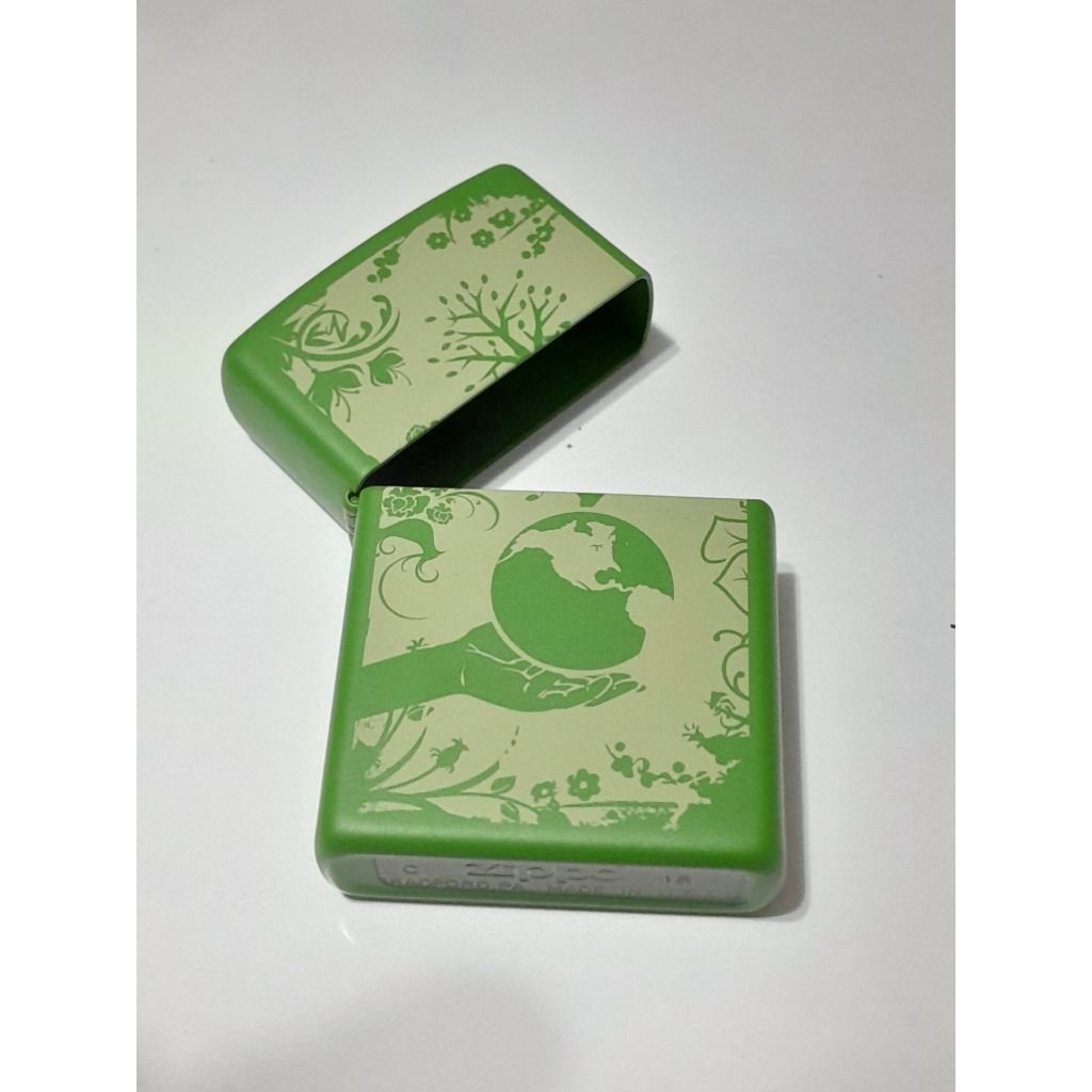 อะไหล่เฉพาะถังนอก zippo ขนาดมาตรฐาน  ผลิตปี 2016 สีเขียวลายแบบสกรีนรูปโลกสวยด้วยมือเรา ของใหม่ไม่ผ่า