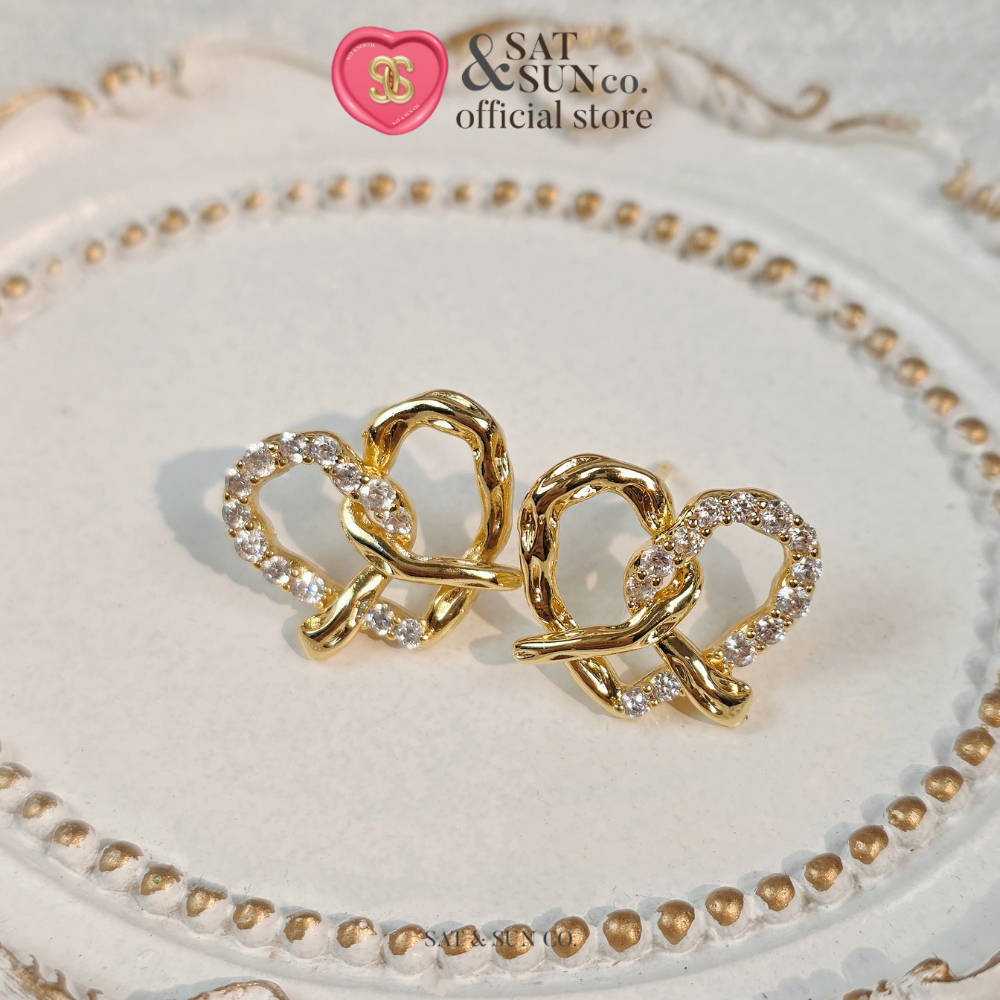 SATANDSUN Eternal Heart Earrings ต่างหูหัวใจไขว้ ประดับเพชร ชุบทอง 18K