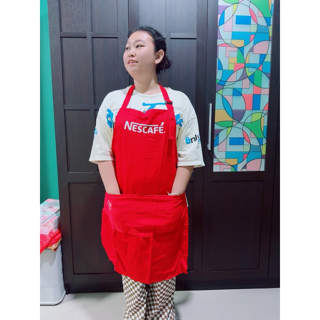 ผ้ากันเปื้อนเนสกาแฟ สีแดง ปรับความยสวได้ มีกระเป๋าหน้า2ช่องมีซิบ สายแบบผูกหลัง