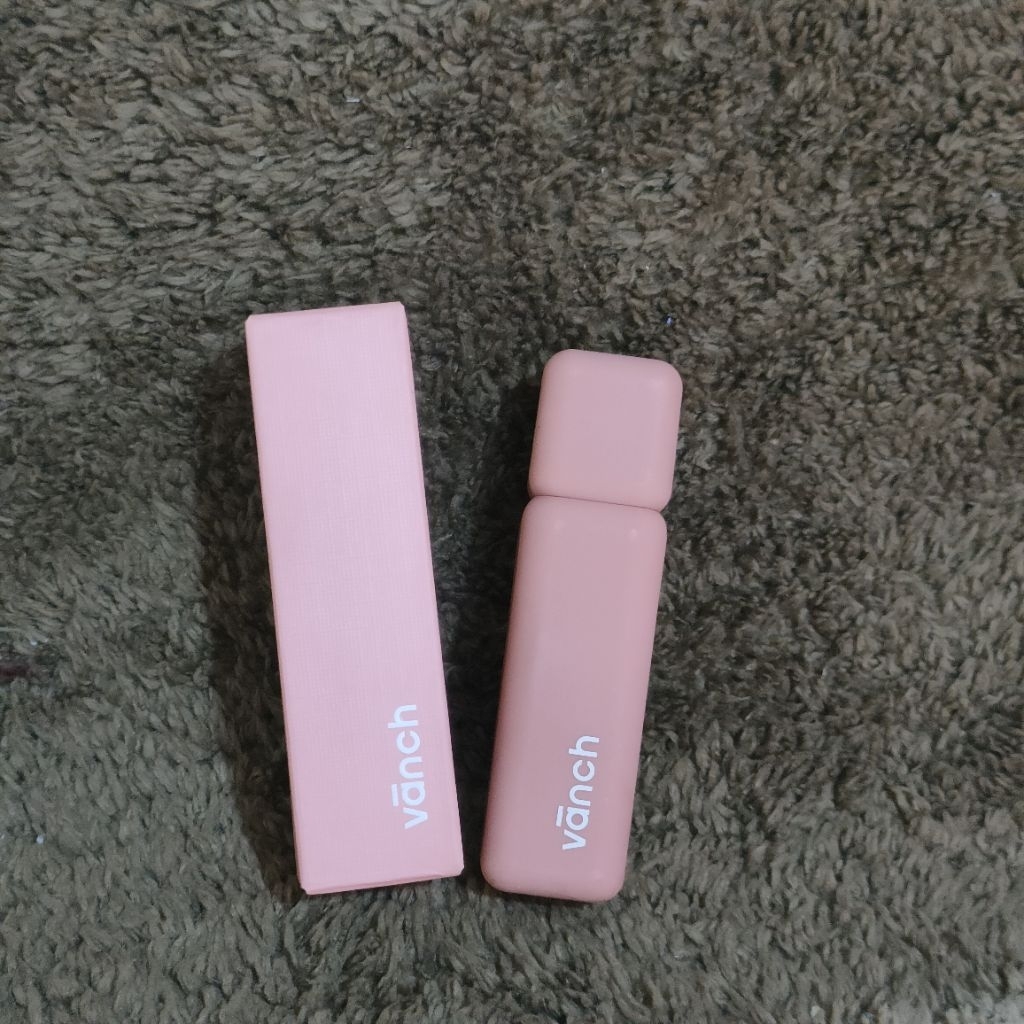 วานช์ ลิปกลอส กล่องสีชมพู ลิปกลอสเนื้อกำมะหยี่ สีติดทนนาน(มีตำหนิแท่งเริ่มเหนียว ขอคนรับได้)สินค้ามีจำกัด พร้อมส่ง!!!