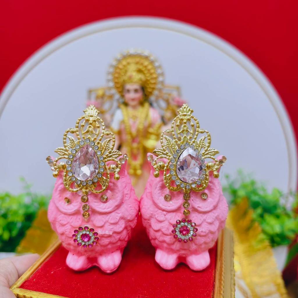 นกฮูกมงกุฏเศรษฐีสีชมพูพาสเทลอ่อน ถวายแด่พระแม่ลักษมี ขอพร ความรัก หวานๆ สมหวังความรัก สูง 2.5 นิ้ว
