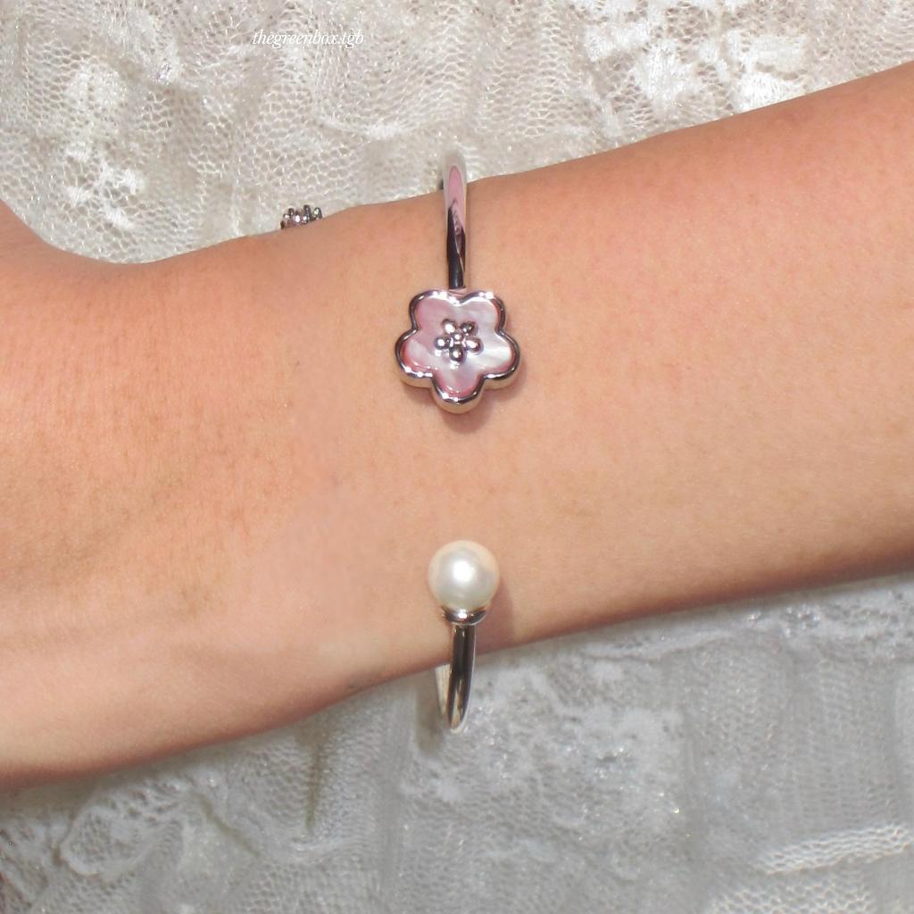 (Restock 6.6 เที่ยงคืนตรง) กำไล Aurora Bloom Bangle วัสดุพิเศษ Mother Pearl (บีบหรือง้างปรับขนาด เหมาะกับข้อมือ 12-17)