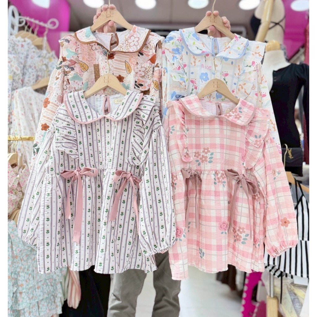 ป้าย Lilly เสื้อผ้าบับเบิ้ลพิมพ์ลายคอบัวแต่งกุ้นสี ระบายข้าง แต่งโบว์ผูกน่ารัก ๆ อก 42 นิ้ว