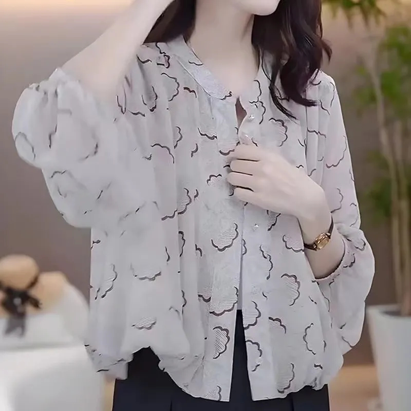 เสื้อแขนยาวพิมพ์ลายกันแดดสุดเก๋และทันสมัยสำหรับฤดูร้อน ทรงหลวม สวมใส่สบาย ดูดีมีสไตล์ เหมาะสำหรับสวมทับเป็นเสื้อคลุมที่ช