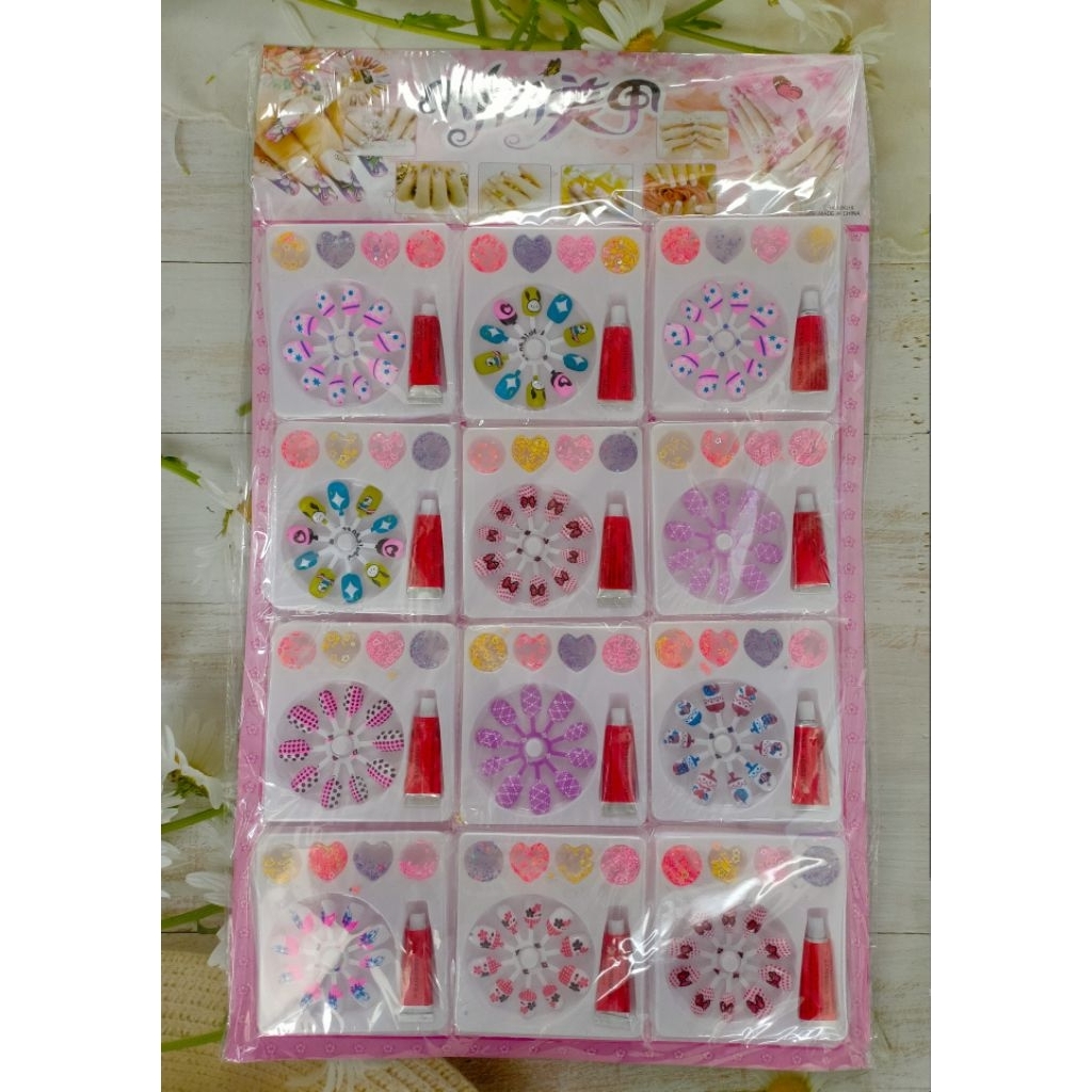 ชุดเล็บปลอมสำเร็จรูป DIY เหมาะสำหรับเด็กๆหรือมือใหม่จะมาเป็นแผงในแผงมี 12 ชุด