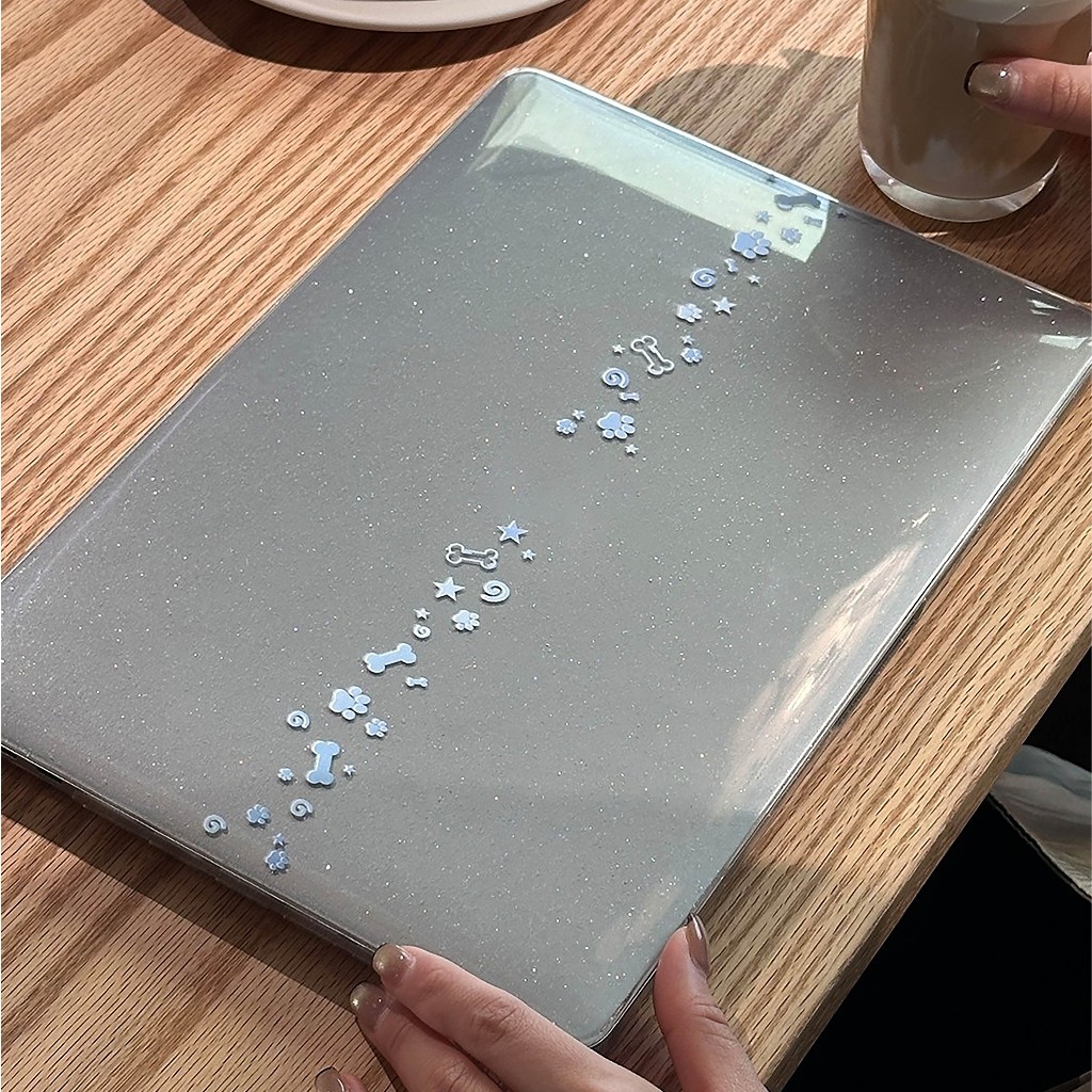 Shesell พร้อมส่ง✨เคส macbook (Glitter)อุ้งเท้าสุนัขสีฟ้าM5 Neo13 Air13 Air15 เคสสำหรับแมคบุ๊คใสPro13