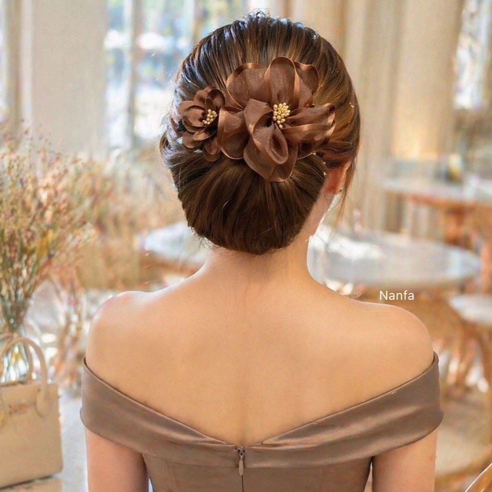 กิ๊บหนีบผมทรงหลังเต่า 13 ซม ดอกผ้าซีทรูผสมซาติน คริสตัล หรู ใส่ออกงาน ตกแต่งผมโดดเด่น มีให้เลือก 7 สี งานพร้อมส่งในไทย