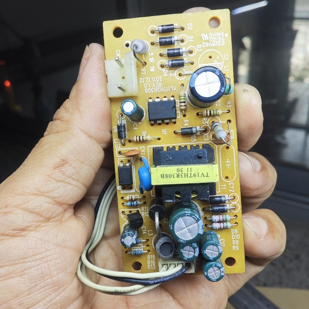 บอร์ด power supply มือสอง input 220 โวลท์ output 3.3 v20 v15v ได้ของตามภาพ