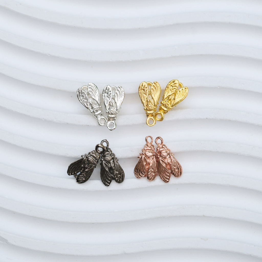 (แท้100% ปลอมคืนเงิน) 🐝 แมลงภู่คำ ขนาดเล็ก ครูบากฤษณะ อินทวัณโณ | Golden Bee Amulet | 金蜂佛牌