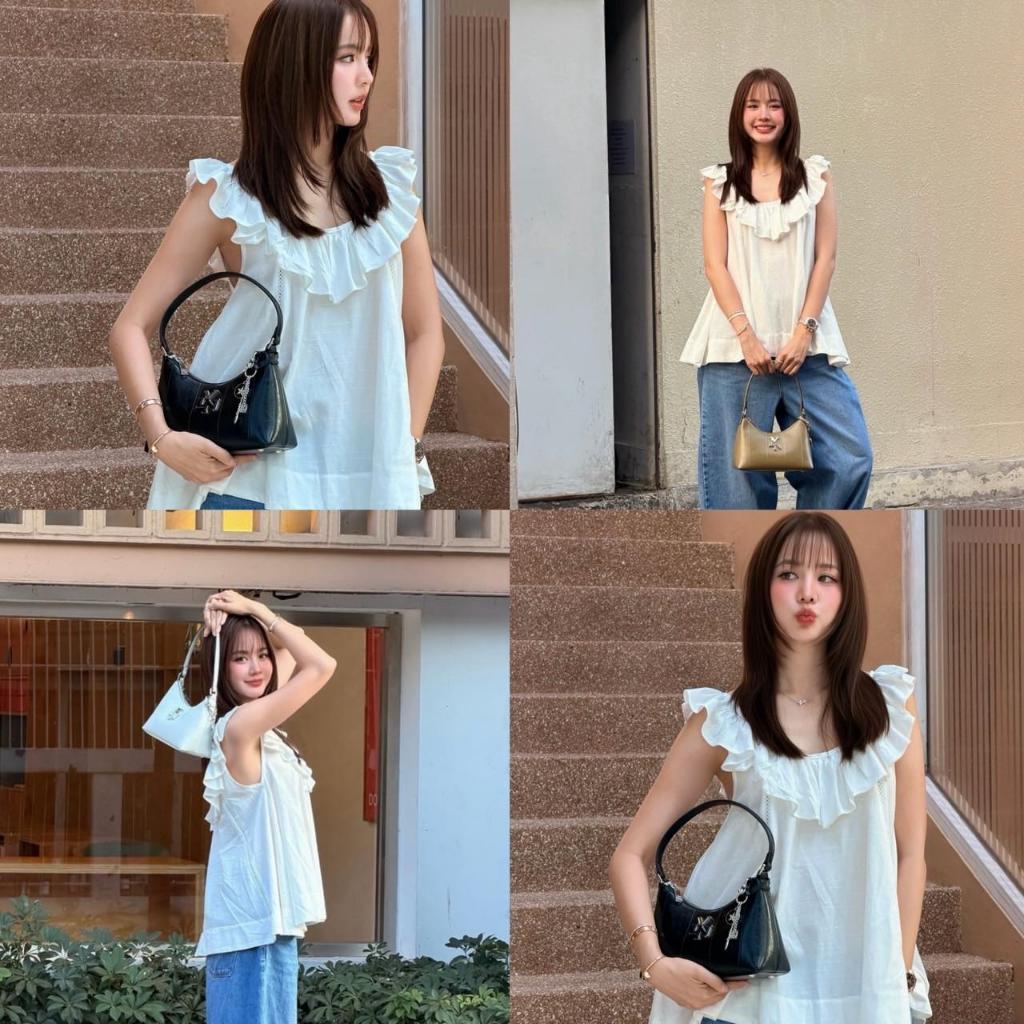 เสื้อแขนกุดสีขาว แต่งระบายตรงช่วงคอ ทรงเสื้อปล่อยใส่สบาย สวยม้ากแม่หวานนๆ