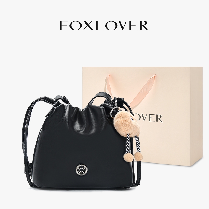 FOXLOVER กระเป๋าสะพายข้าง สีดำ แบบจีบ แฟชั่น หรู ดูดี ถือได้ มาพร้อมพวงกุ๊งกิ๊งขนเฟอร์