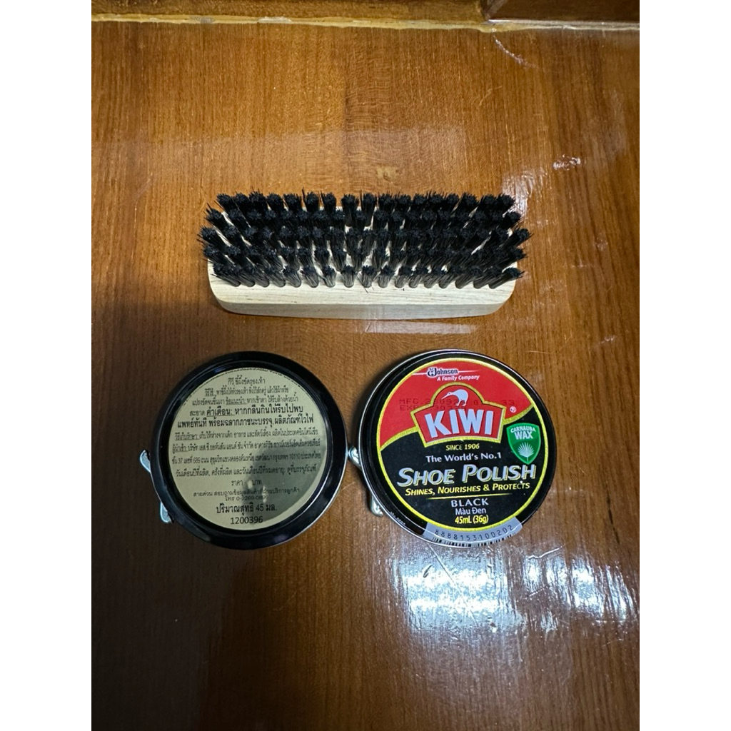 กีวี Kiwi ขี้ผึ้งขัดรองเท้าสีดำ ขนาด 45 ml ขายพร้อมแปรงขัดรองเท้า 1 ชิ้น