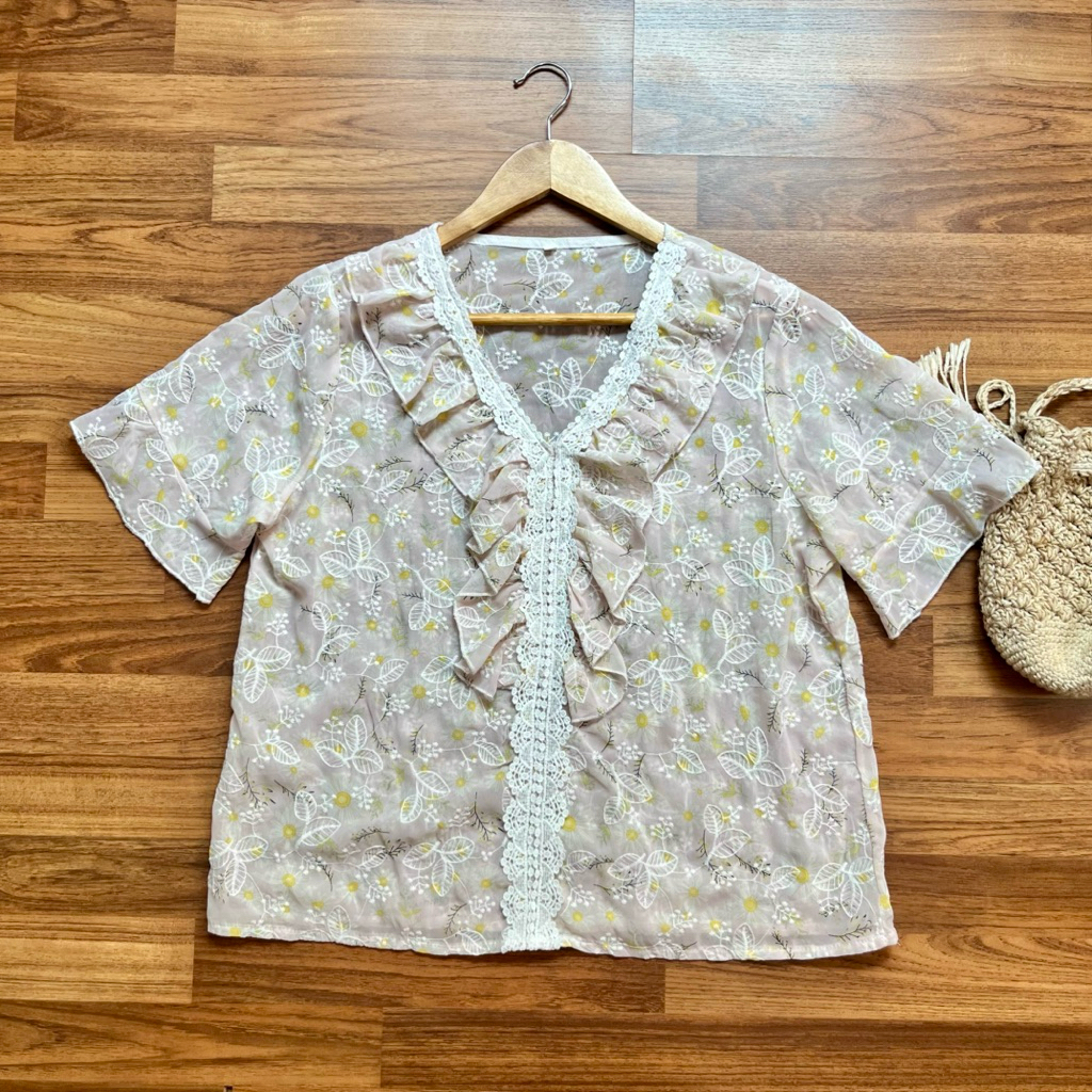 เสื้อลายดอกไม้ แต่งคอระบาย ปักทั้งตัว อกหน้าผ้า42“ ยาว21“ (K178)