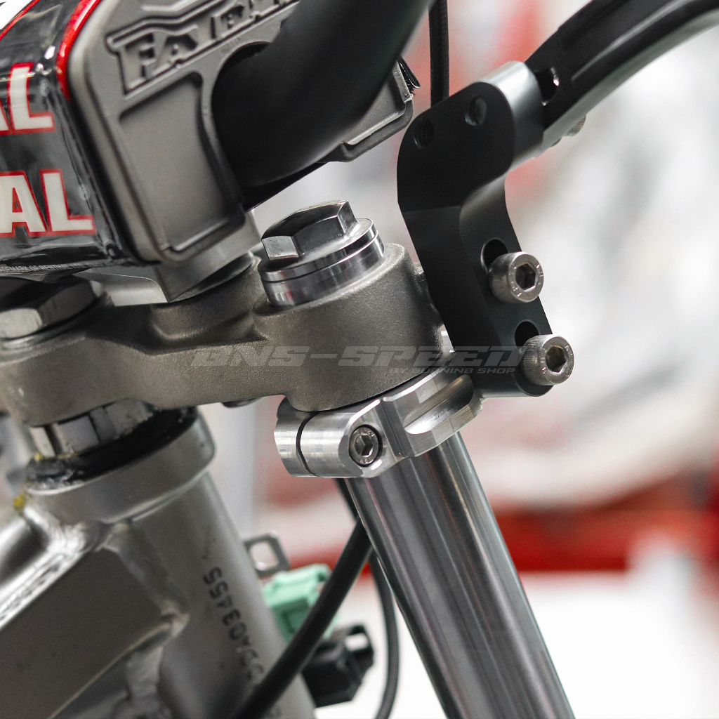 อะแดปเตอร์ตัวจับการ์ดแฮนด์ยึดแผงคอ KLX140 โช้คเดิม (Super Zero 09548)