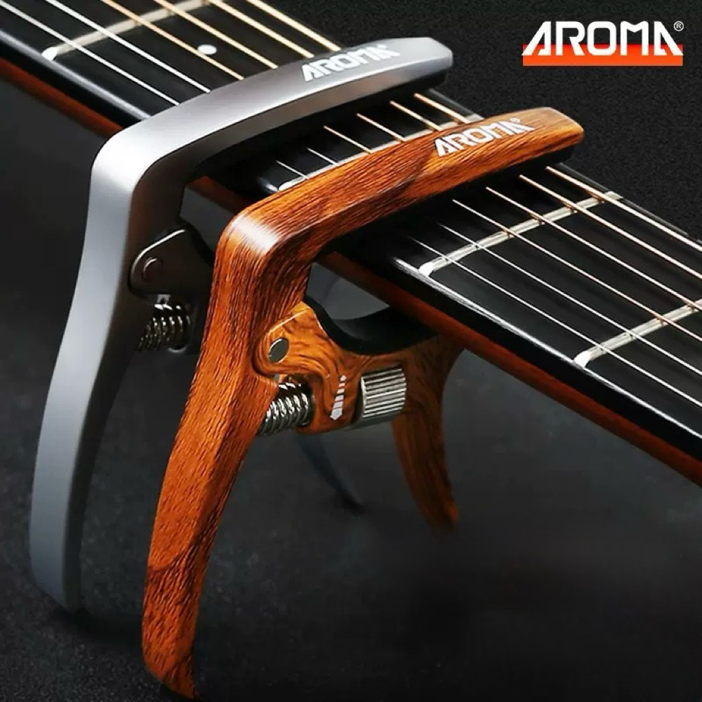 Capo Aroma Ac-30 รุ่นนี้มีระบบปรับแรงสปริงด้วยน่ะค่ะมาพร้อมHardcase Aluminumแบบหรูๆงานสีเงินและสีไม้สวยมากค่ะ