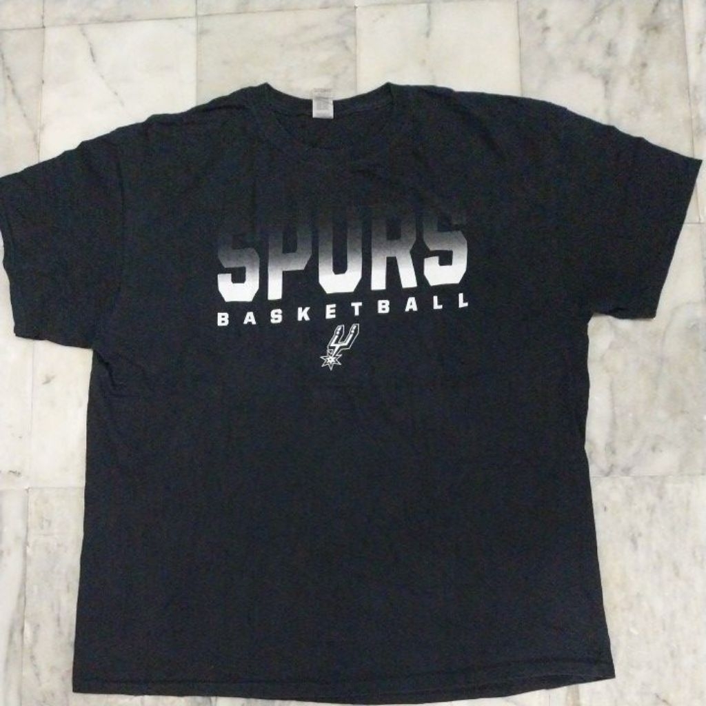 เสื้อยืดแขนสั้น แนวทีมบาสเกตบอล San Antonio Spurs แท้ มือสอง สภาพดี ของพร้อมส่งครับ