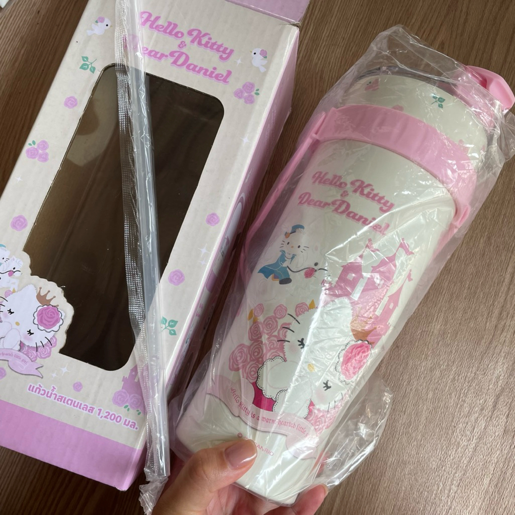 New กล่องไม่สวย : แก้วน้ำ momento hello kitty แบบหูหิ้ว