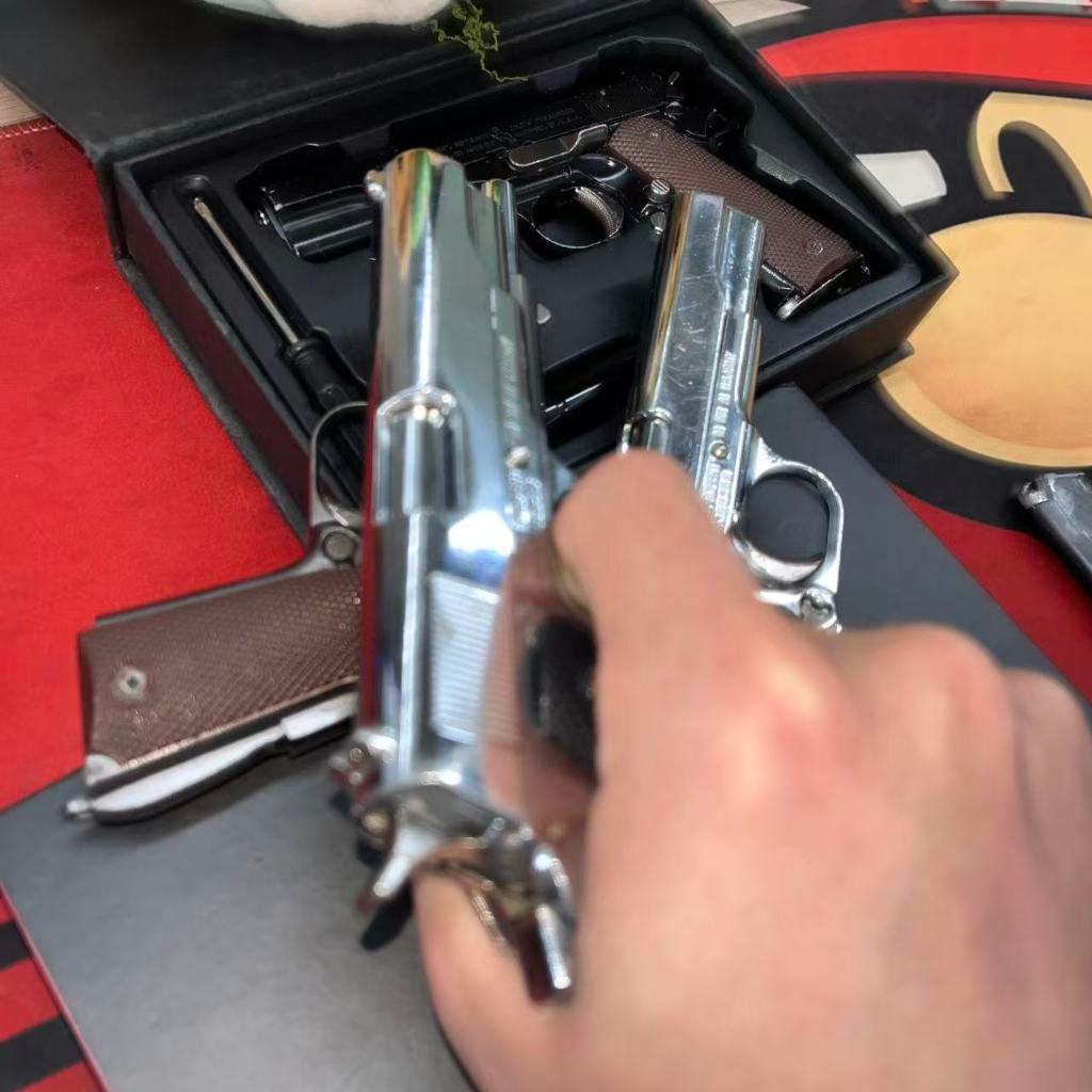 พวงกุญแจโลหะสไตล์เท่ M1911 มีอุปกรณ์ป้องกันครบชุด