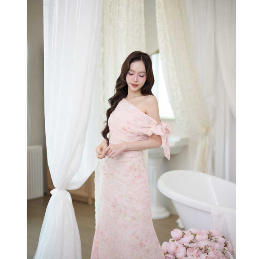 Pirunya - Long Dress 22 เดรสยาว ออกงาน ไหล่เดียว แขนกุด ผูกโบว์ ทรงสวย (ผ้าพิมพ์ลาย Blush Garden)