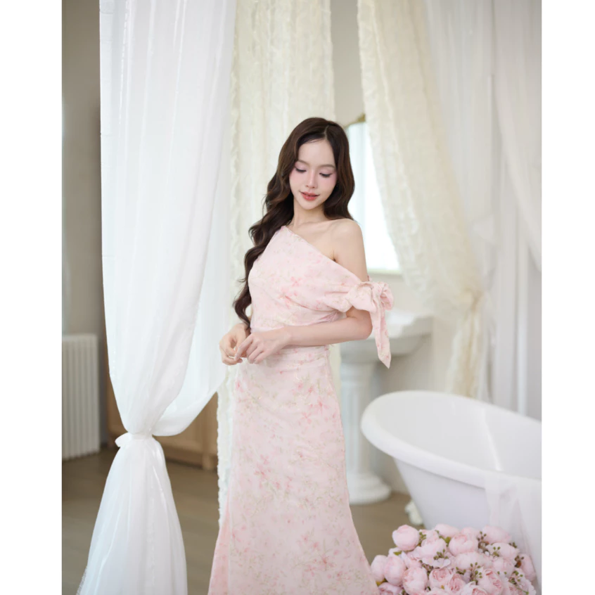 Pirunya - Long Dress 22 เดรสยาว ออกงาน ไหล่เดียว แขนกุด ผูกโบว์ ทรงสวย (ผ้าพิมพ์ลาย Blush Garden)