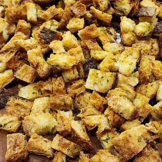 Sourdough Croutons with Garlic and Parsley - ขนมปังซาวร์โดอบกรอบกับกระเทียมและพาร์สเลย์
