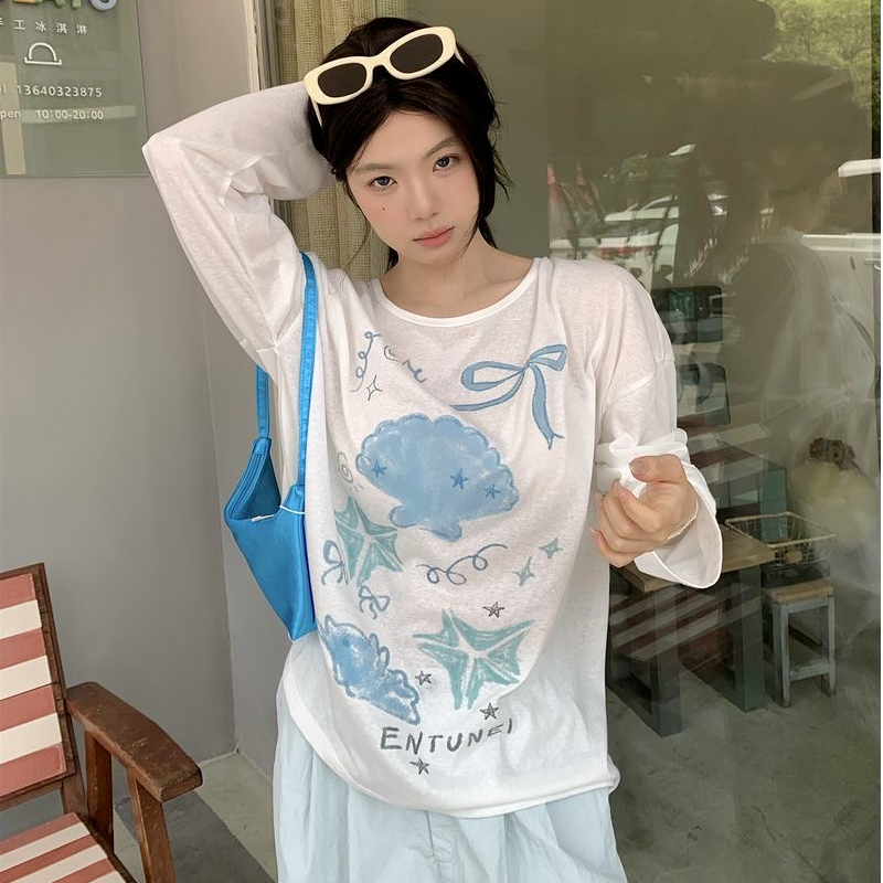 เสื้อยืดแขนยาวพิมพ์ลายเปลือกหอยสไตล์สบายๆ สำหรับผู้หญิง เสื้อลำลองฤดูร้อนทรงหลวม เปิดไหล่ เนื้อผ้าบางเบา กันแดด