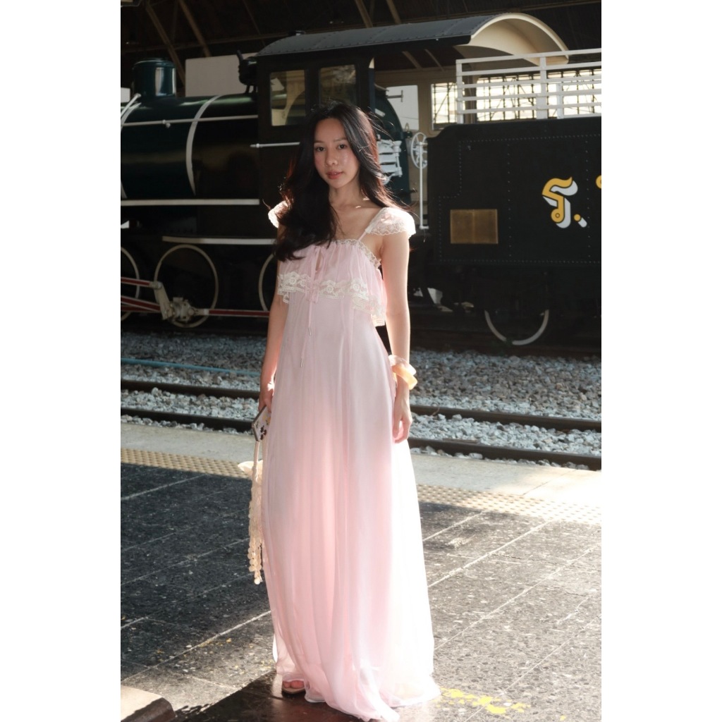 Flamingo Dress🏷️ เดรสยาวผ้าโปร่ง detail ลูกไม้สุด พิเศษพร้อมส่งแล้วนะคะ ตัดเย็บด้วยผ้าชีฟองมีความโปร่งและไวพริ้วใ