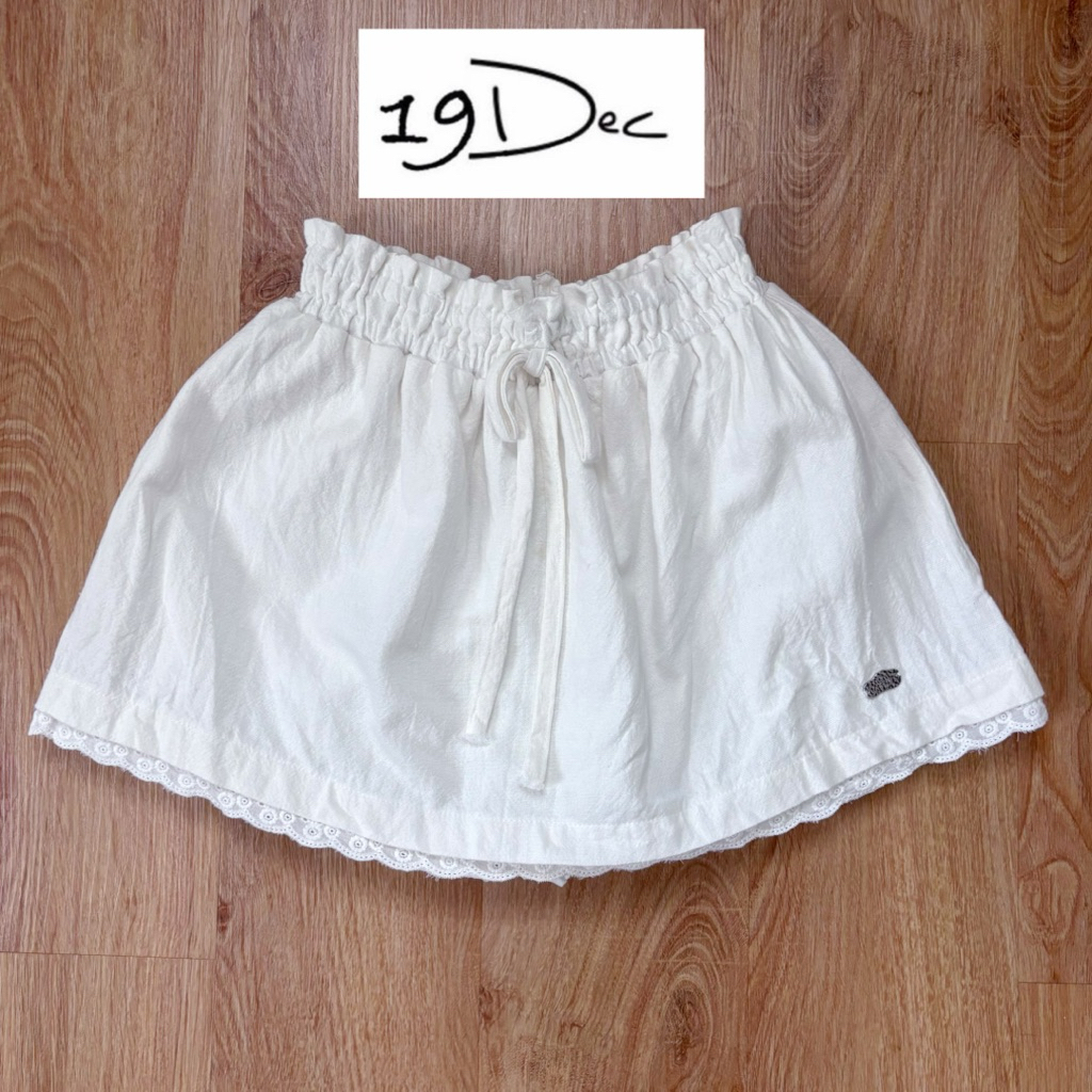 [Used] กระโปรงสั้น 19dec.ourday mini skirt สีขาว แต่งดีเทลชายลูกไม้ (มีซับใน) Freesize