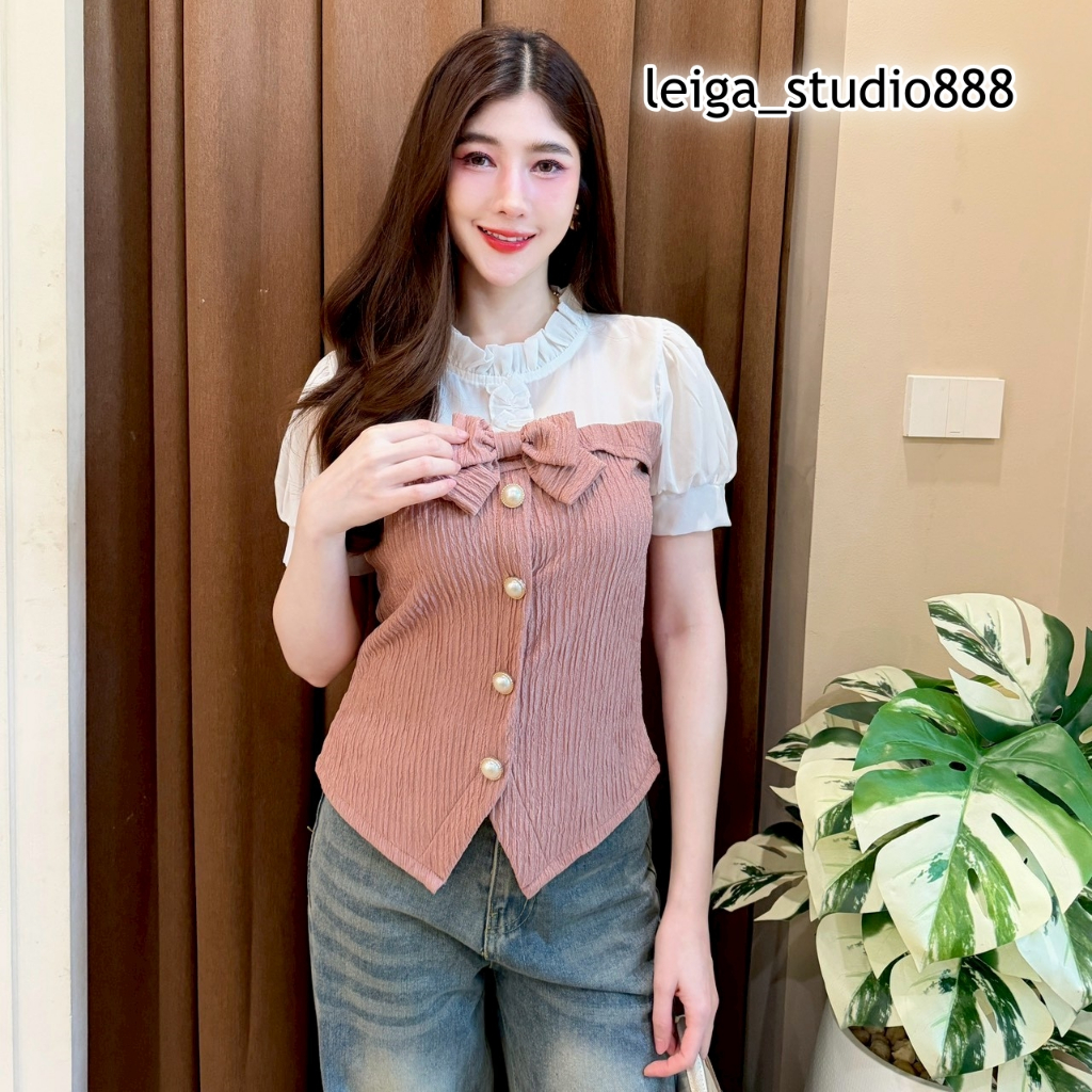 เสื้อแฟชั่น ผ้าเปลือกไม้ ช่วงบนแต่งผ้าซีฟอง คอแต่งระบาย แต่งโบว์หน้ากระดุมมุกหน้า ผ่าหน้า สาวอวบใส่ได้ ใส่แมท สายคาเฟ่