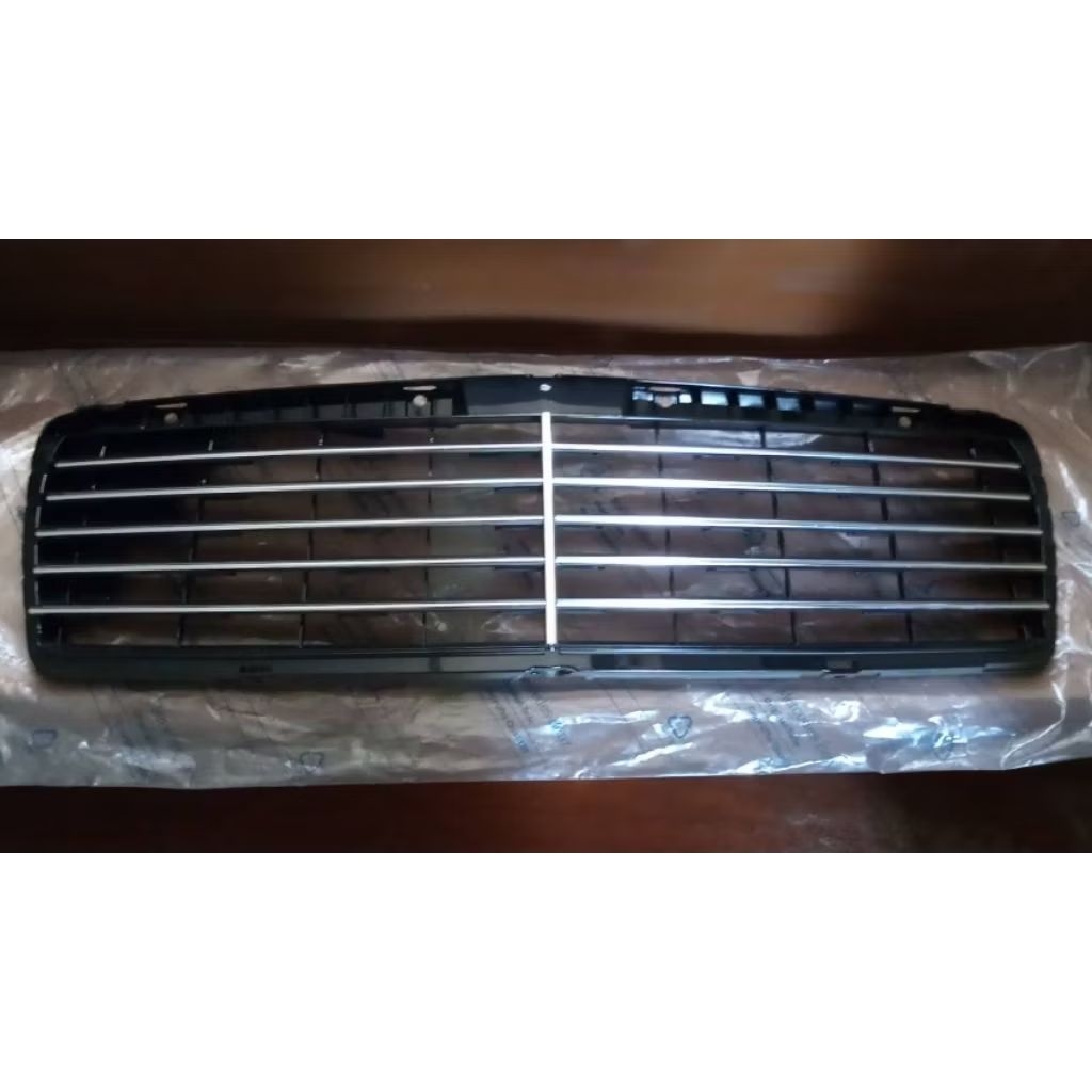 กระจังหน้ารถ Benz W210 AVANTGARDE แท้ ของใหม่