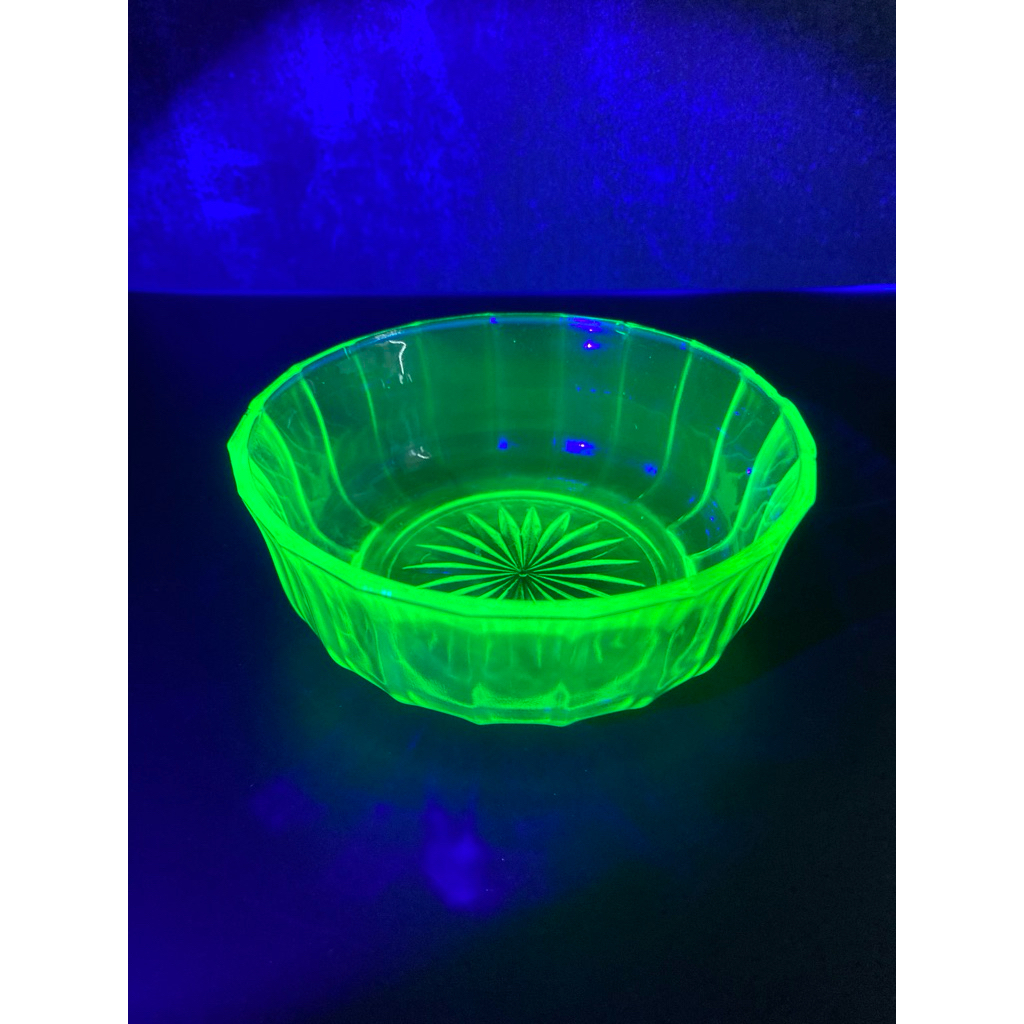 ชามแก้วยูเรเนียมวินเทจ 1930s ยุค Depression Glass ขนาด 4 นิ้ว แสงแรง ไร้ตำหนิ Uranium glass