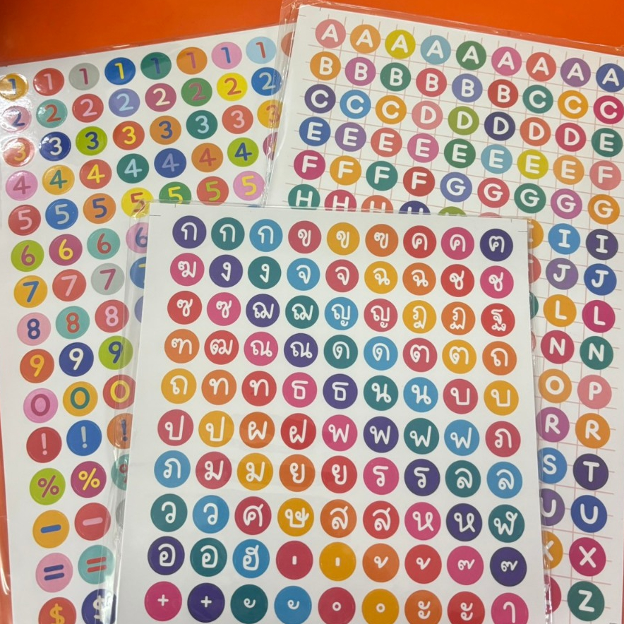 สติ้กเกอร์ วงกลม คละสี ก-ฮ A-Z สระ ตัวเลขไทย ตัวเลขเลขอารบิค (แพ็คละ 10 แผ่น)