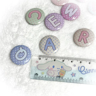 เข็มกลัด ตกแต่งกระเป๋า A-Z (Pin badge) ⭐️ ขนาด 2.5 cm. ทำจากโลหะ/พลาสติก อย่างดี 🇹🇭 จัดส่งจากไทย