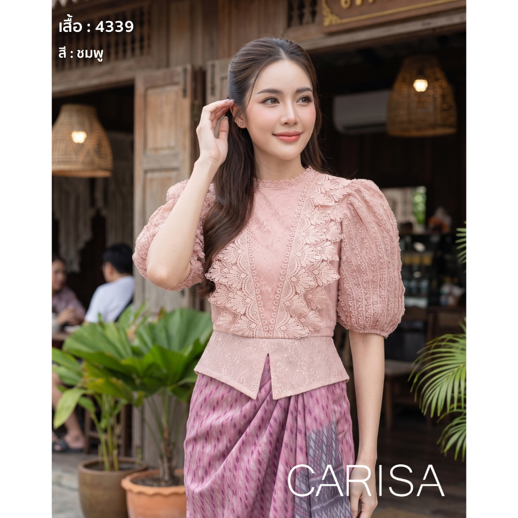 Carisa เสื้อลูกไม้ปักเดินเส้นเป็นริ้ว ตกแต่งด้วยลูกไม้ตรงช่วงอก แขนบอลลูน ช่วยพรางต้นแขน ซิปซ่อนด้าน