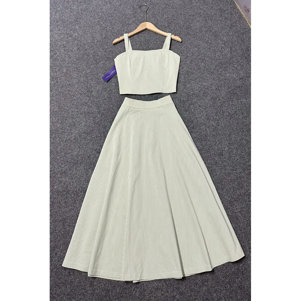 Oscar de la Renta ชุดเซ็ทผ้ายืด เสื้อสม็อคหลัง สายบ่าปรับได้ กระโปรงมีซิปด้านข้าง ผ้ายืด เอวยืด มีกระเป๋า