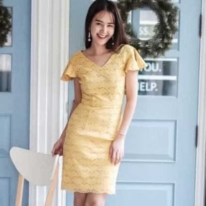 งานป้าย Nous US เดรสลูกไม้สีเหลือง เดรสคอวี แขนกระดิ่ง กระโปรงทรงกระสอบ ผ้าลูกไม้ทั้งตัว งานมีซับใน 