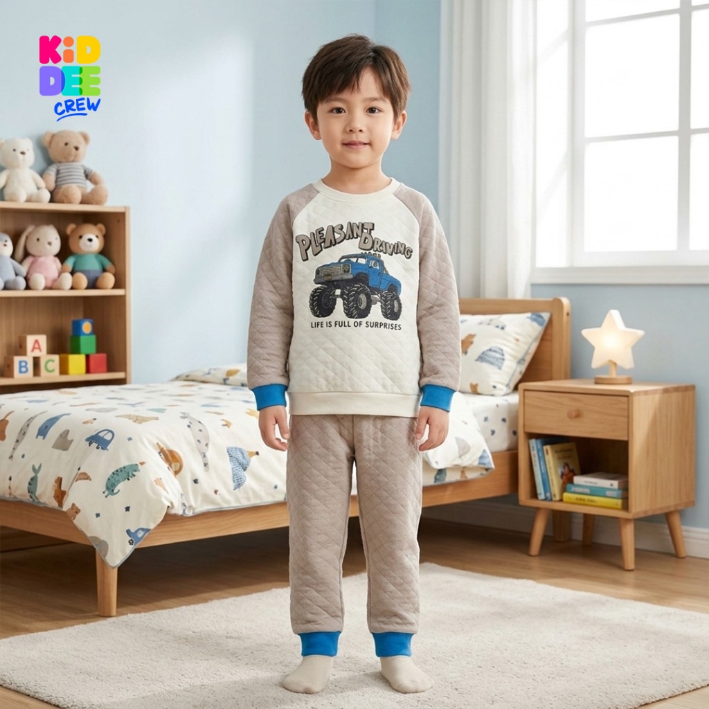 KiddeeCrew ชุดนอนเด็ก สีครีมแขนเทา พิมพ์ลายรถ ผ้าแซนวิช เหมาะสำหรับอายุ 1-14 ปี