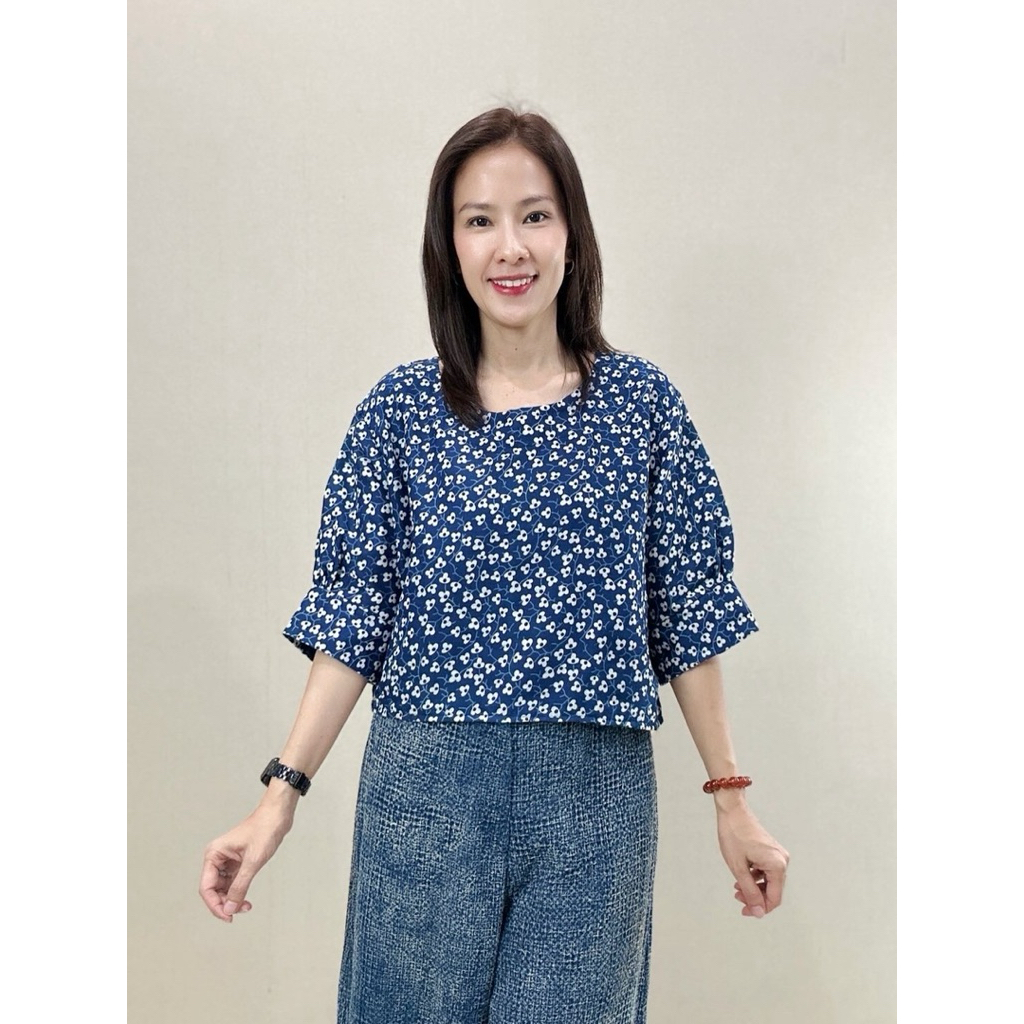 เสื้อคอกลมผ้าสาลู 2 ชั้นกัดลาย แขนตุ๊กตาจีบปลายแขน ผ้านุ่มใส่สบาย (Double layer of cotton gauze fabric)