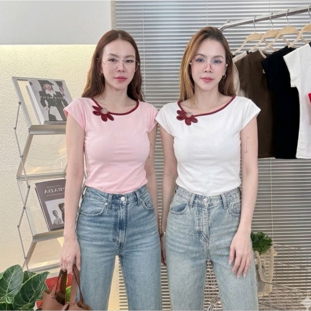 Deezyy Daily Short (เดลี่ ชอร์ท) เสื้อยืดแขนสั้นคอปาดแต่งขอบกันดอกไม้ ผ้าCotton Supersoft