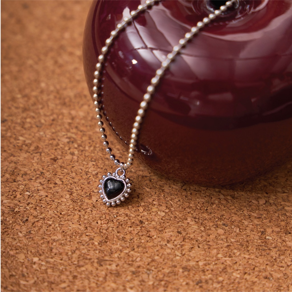 earika.earrings - dark muse heart necklace สร้อยคอจี้หัวใจดำ วัสดุเงินชุบทองคำขาว เหมาะสำหรับคนแพ้ง่าย